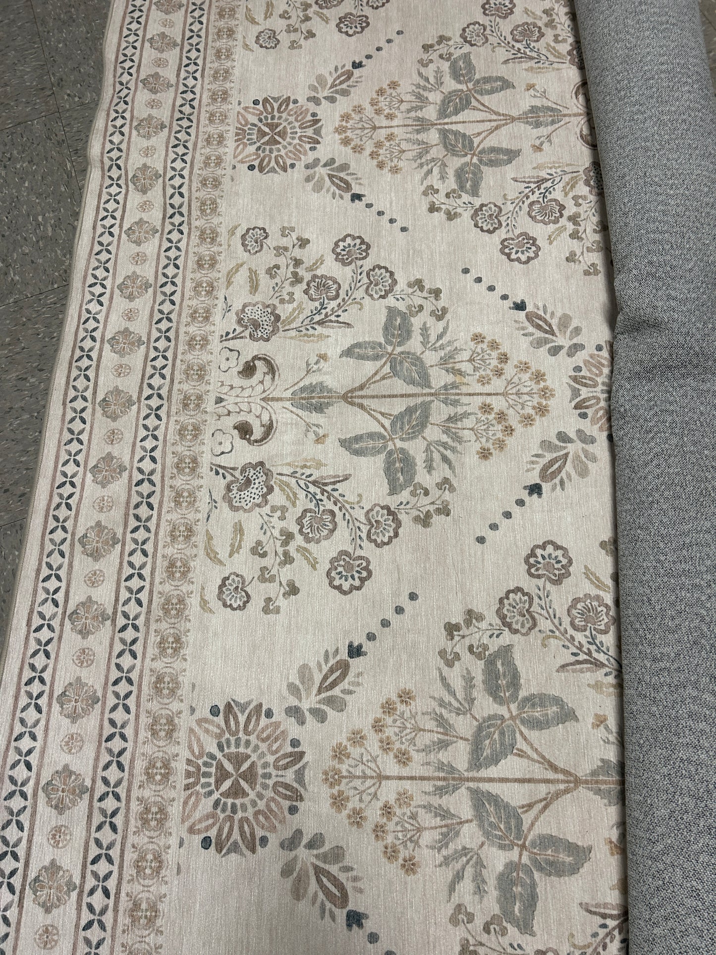5x7 ivory white and light brown accent rug.
