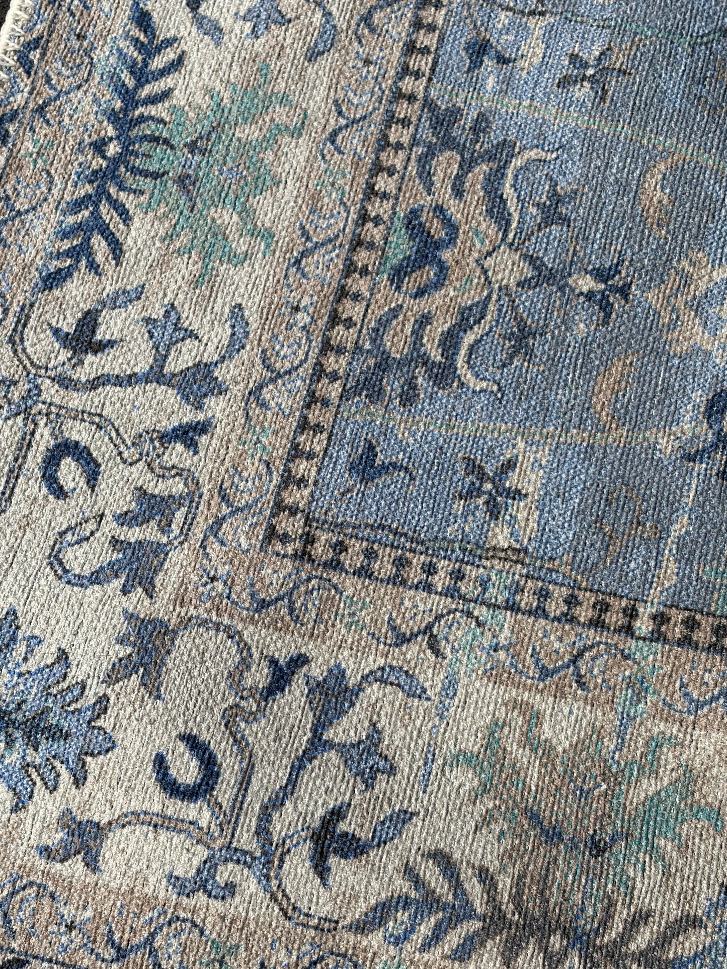 5 x 7 machine washable blue rug.