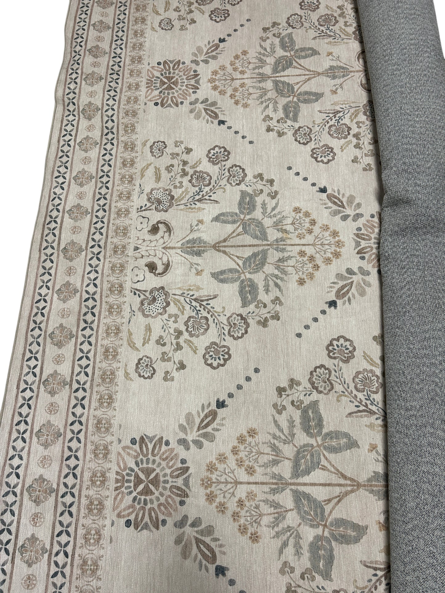 5x7 ivory white and light brown accent rug.
